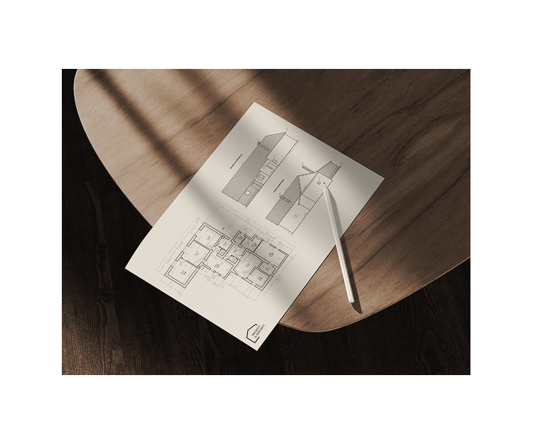 Plán domu na stole s perem